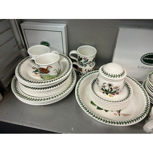 487 - SHELF OF PORTMEIRION BOTANIC GARDEN TABLEWARES, PLACEMATS, AND WALL CLOCK