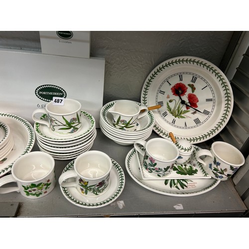 487 - SHELF OF PORTMEIRION BOTANIC GARDEN TABLEWARES, PLACEMATS, AND WALL CLOCK