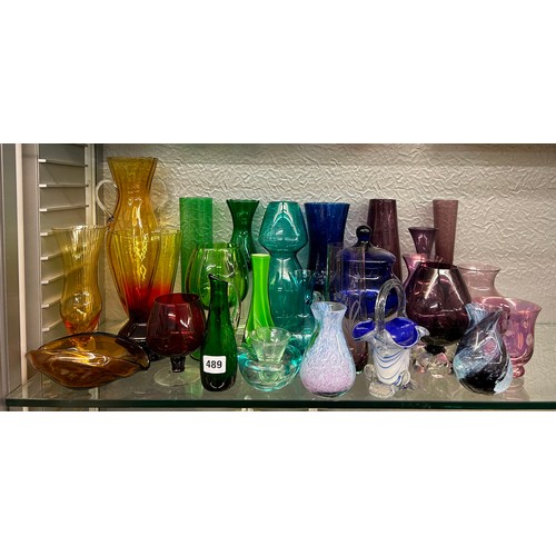 489 - SHELF OF GREEN AND BLUE GLASSWARE AMETHYST SPILL VASES CAITHNESS BULB VASES