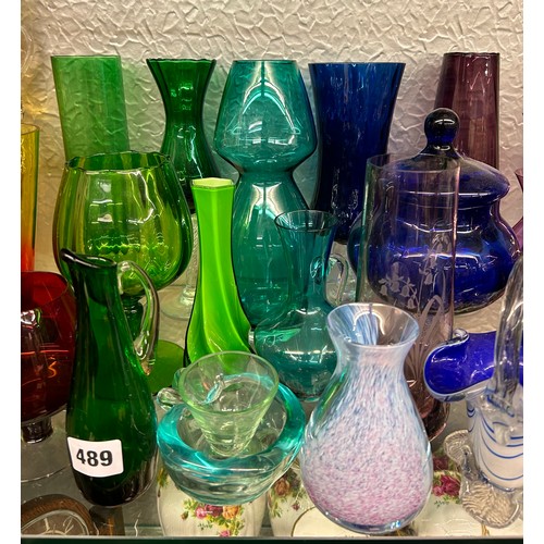 489 - SHELF OF GREEN AND BLUE GLASSWARE AMETHYST SPILL VASES CAITHNESS BULB VASES