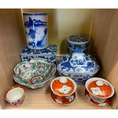 470 - SELECTION OF 20TH CENTURY BLUE AND WHITE CHINESE DESIGN CERAMICS INCLUDING CYLINDRICAL POT, BOX AND ... 