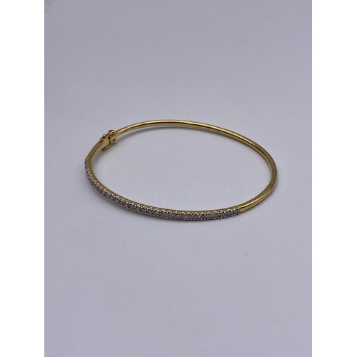 713 - STAMPED 750 18K YELLOW GOLD AND CHANNEL SET DIAMOND CHIP BANGLE 11G APPROX