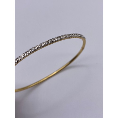 713 - STAMPED 750 18K YELLOW GOLD AND CHANNEL SET DIAMOND CHIP BANGLE 11G APPROX