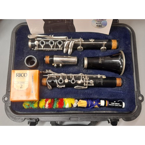 442 - CASED SELMER USA CLARINET WITH BOX OF RICO REEDS AND CLARINET INSTRUCTION BOOK