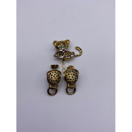 716 - PAIR OF 9CT GOLD JAGUAR HEAD EARRINGS AND 9CT GOLD JAGUAR CUB BROOCH WITH GREEN STONE EYES 13G APPRO... 