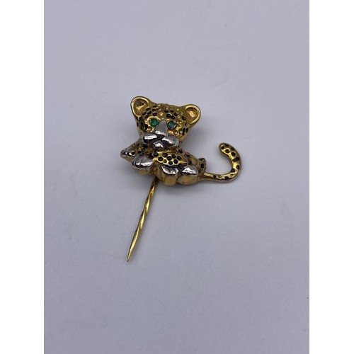 716 - PAIR OF 9CT GOLD JAGUAR HEAD EARRINGS AND 9CT GOLD JAGUAR CUB BROOCH WITH GREEN STONE EYES 13G APPRO... 