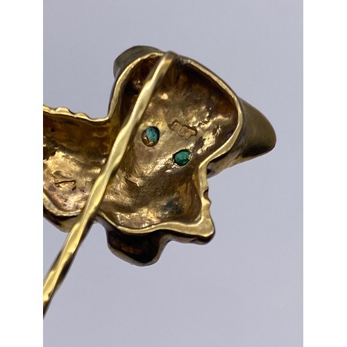 716 - PAIR OF 9CT GOLD JAGUAR HEAD EARRINGS AND 9CT GOLD JAGUAR CUB BROOCH WITH GREEN STONE EYES 13G APPRO... 