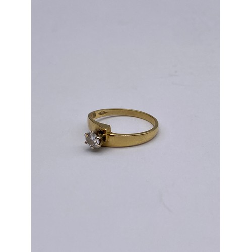 691 - STAMPED 750 YELLOW GOLD CROSSOVER DIAMOND SOLITAIRE RING SIZE N 2G APPROX