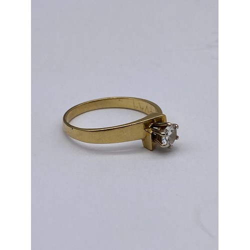 691 - STAMPED 750 YELLOW GOLD CROSSOVER DIAMOND SOLITAIRE RING SIZE N 2G APPROX