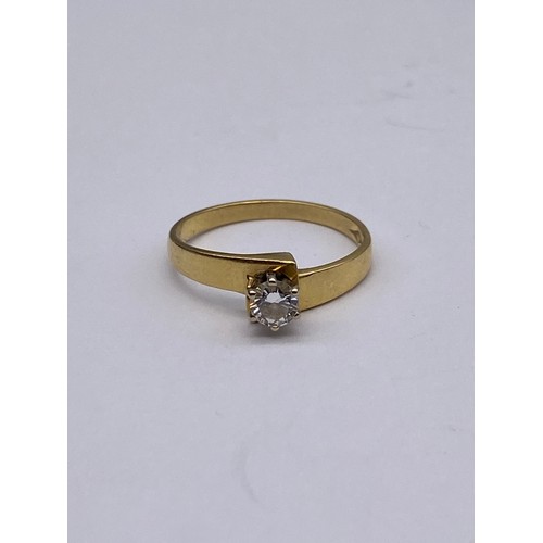 691 - STAMPED 750 YELLOW GOLD CROSSOVER DIAMOND SOLITAIRE RING SIZE N 2G APPROX