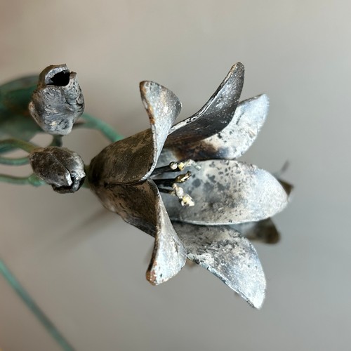 466 - BRONZE METAL WORK PAINTED SCULPTURE OF BUDDING FLOWERS WITH PLAQUE SIGNED GEOFFREY D.FRESLE