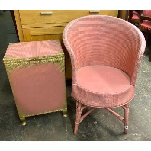 95 - WICKER EFFECT PINK BEDROOM CHAIR AND LLOYD LOOM STYLE LINEN BIN