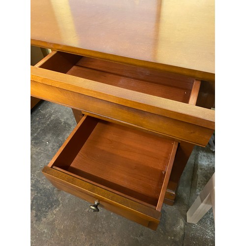 81 - CHERRY WOOD KNEEHOLE DRESSING TABLE WITH TRIPLE MIRROR AND CUSHION MOULDED DRAWERS