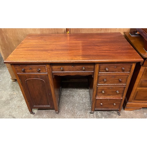 85 - VICTORIAN MAHOGANY KNEEHOLE DESK