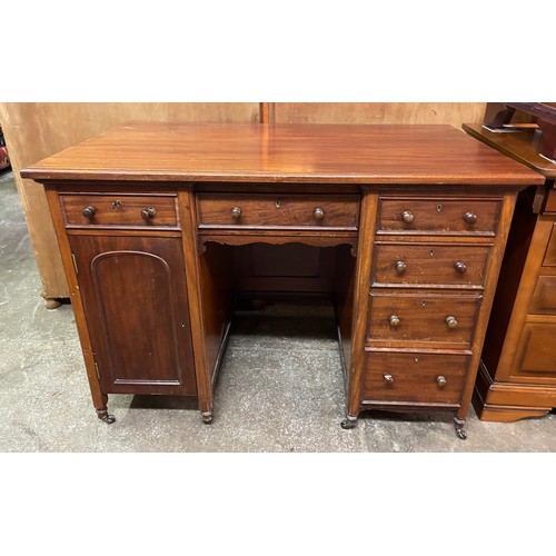 85 - VICTORIAN MAHOGANY KNEEHOLE DESK