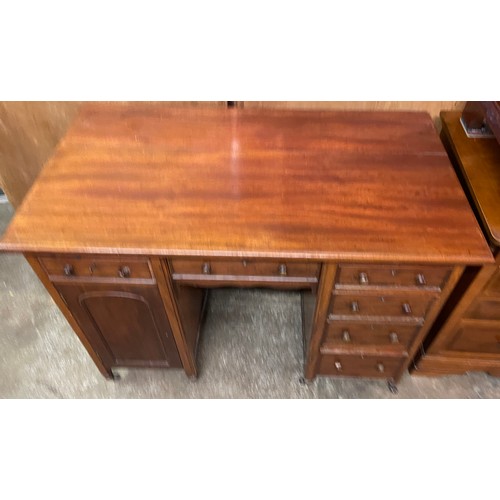 85 - VICTORIAN MAHOGANY KNEEHOLE DESK