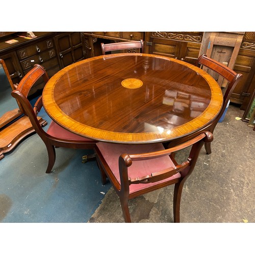 34 - REPRODUCTION REGENCY CIRCULAR CROSS BANDED AND INLAID PEDESTAL TABLE AND FOUR SABRE LEG DINING CHAIR... 