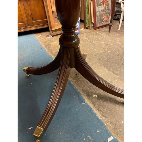 34 - REPRODUCTION REGENCY CIRCULAR CROSS BANDED AND INLAID PEDESTAL TABLE AND FOUR SABRE LEG DINING CHAIR... 