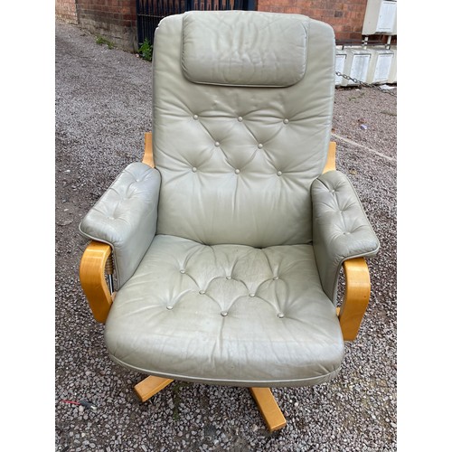 26 - STRESSLESS STYLE CREAM LEATHER SWIVEL CHAIR