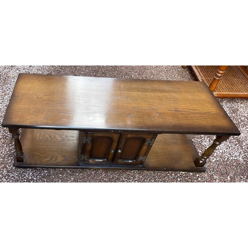 42 - OAK TURNED LEG OBLONG COFFEE TABLE WITH CENTRAL CUPBOARD UNDERTIER