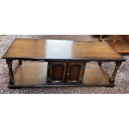 42 - OAK TURNED LEG OBLONG COFFEE TABLE WITH CENTRAL CUPBOARD UNDERTIER