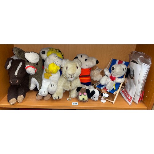 323 - SHELF OF VINTAGE STUFFED TOYS INC SNOOPY AND ACCOMPANYING WARDROBE