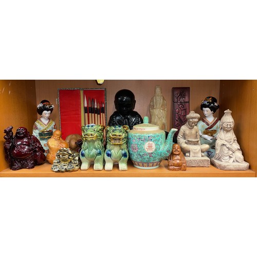 322 - SHELF OF REPRODUCTION ORIENTALWARES INC RESIN AND WOODEN BUDDHAS, LUCKY TOAD, FOO DOGS, AND GEISHA