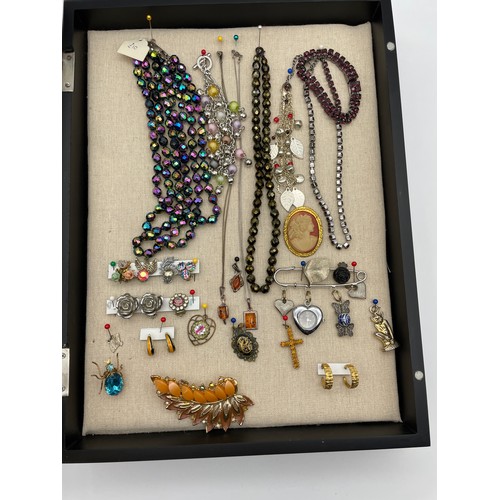 509 - GLAZED CASE OF PINNED JEWELLERY INCLUDING INSECT BROOCH, AMBER PENDANTS AND CAMEO