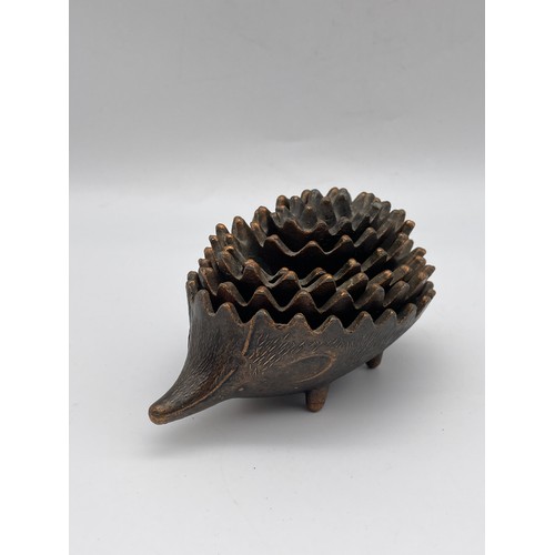 458 - NOVELTY CAST METAL STACKING HEDGEHOG ASHTRAY