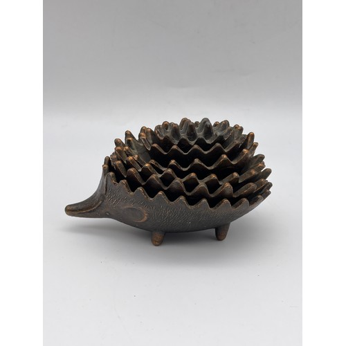 458 - NOVELTY CAST METAL STACKING HEDGEHOG ASHTRAY