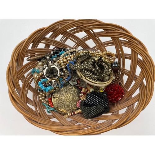 543 - SMALL BASKET OF ASSORTED COSTUME JEWELLERY