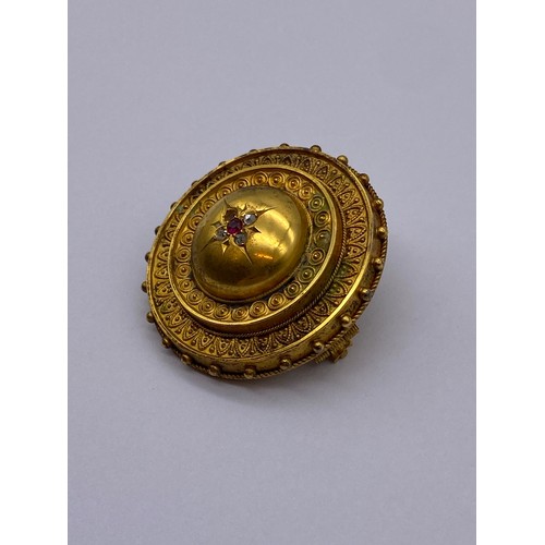 604 - VICTORIAN UNMARKED YELLOW METAL ETRUSCAN REVIVAL CIRCULAR BROOCH WITH GARNET AND DIAMOND CENTRE STON... 