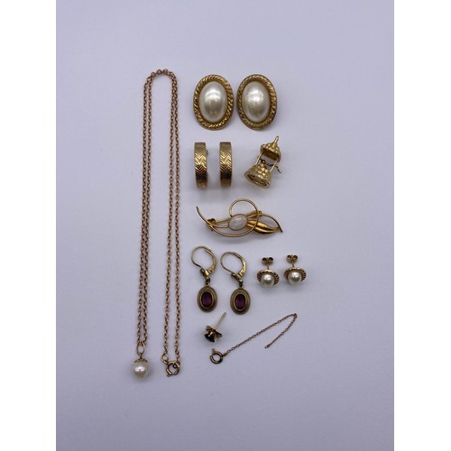 536 - SELECTION OF UNMARKED YELLOW METAL JEWELLERY INCLUDING ENGINE TURNED EARRINGS, WISHING WELL CHARM, O... 