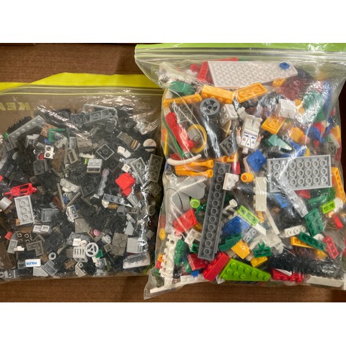 521 - ASSORTMENT OF BUILDING BRICKS AND FIGURES