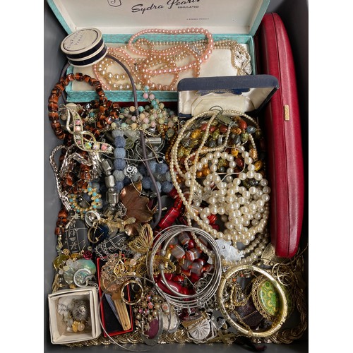 528 - TRAY OF COSTUME JEWELLERY INCLUDING STRANDS OF PEARLS, BROOCHES, AND BANGLES