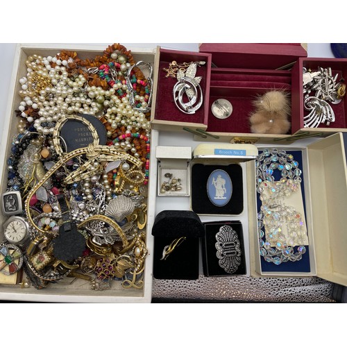 527 - TRAY OF COSTUME JEWELLERY INCLUDING BROOCHES, NECKLACES, AND A SMALL CANTELEVER JEWELLERY BOX