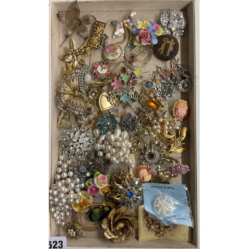 523 - TRAY OF COSTUME JEWELLERY BROOCHES INCLUDING DIAMANTE AND CAMEO EXAMPLES