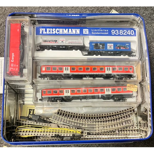 555 - EIGHT CASED FLEISCHMANN MODEL TRAINS AND LOOSE TRACK