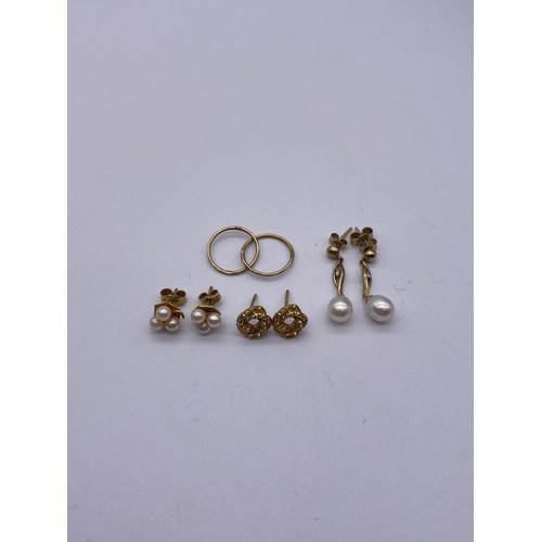 535 - FOUR PAIRS OF 9CT GOLD EARRINGS INCLUDING BARK EFFECT KNOTS AND PEARL CLUSTERS 4.9G OVERALL