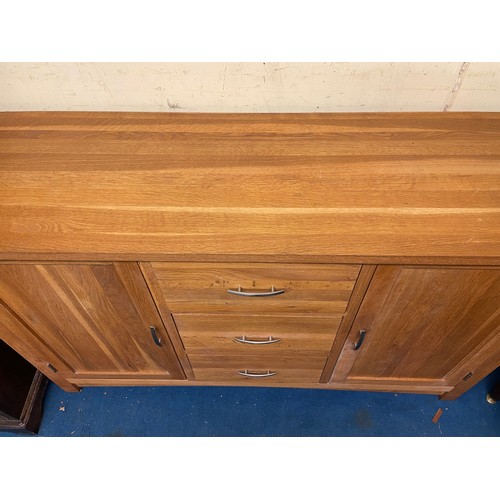 24 - CONTEMPORARY OAK SIDEBOARD WITH THREE CENTRAL DRAWERS