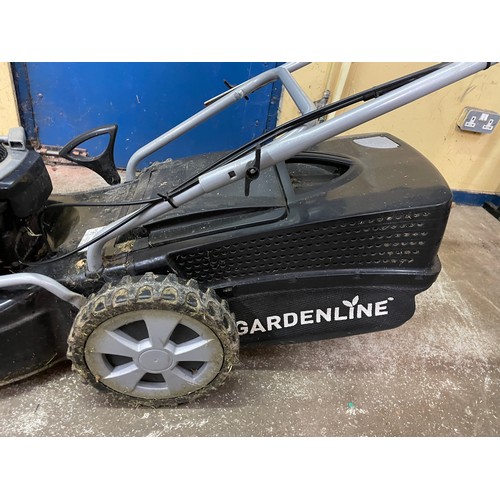 46 - GARDEN LINE BRIGGS AND STRATTON 550 SERIES PETROL LAWNMOWER