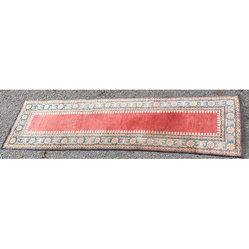 236 - 20TH CENTURY CARPET RUNNER WITH CENTRAL RUSSET PANEL WITHIN FLOWER HEAD BORDERS 76CM X 273CM APPROX