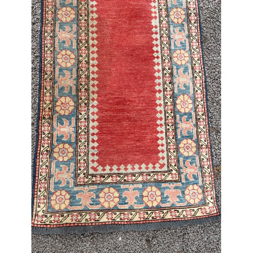 236 - 20TH CENTURY CARPET RUNNER WITH CENTRAL RUSSET PANEL WITHIN FLOWER HEAD BORDERS 76CM X 273CM APPROX