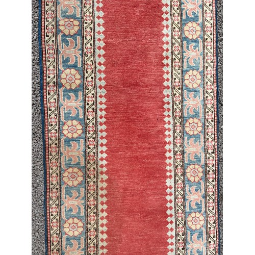 236 - 20TH CENTURY CARPET RUNNER WITH CENTRAL RUSSET PANEL WITHIN FLOWER HEAD BORDERS 76CM X 273CM APPROX