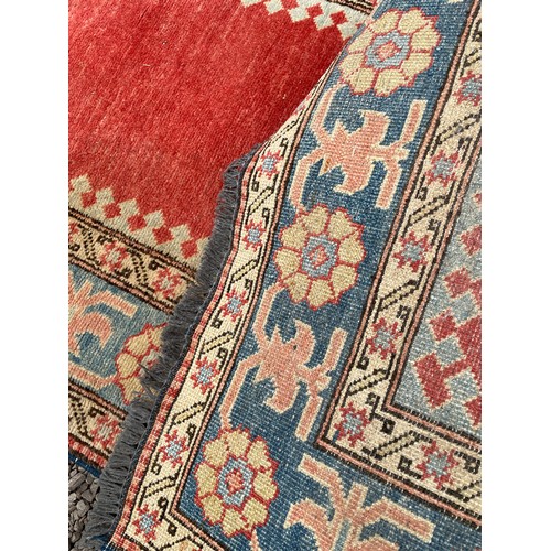 236 - 20TH CENTURY CARPET RUNNER WITH CENTRAL RUSSET PANEL WITHIN FLOWER HEAD BORDERS 76CM X 273CM APPROX