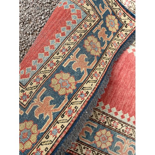 236 - 20TH CENTURY CARPET RUNNER WITH CENTRAL RUSSET PANEL WITHIN FLOWER HEAD BORDERS 76CM X 273CM APPROX