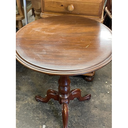 57 - VICTORIAN MAHOGANY TURNED PEDESTAL TRIPOD TABLE