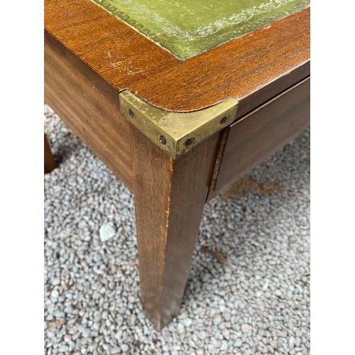 105 - GREEN LEATHER TOPPED MAHOGANY COFFEE TABLE WITH BRASS MILITARY STYLE MOUNTS