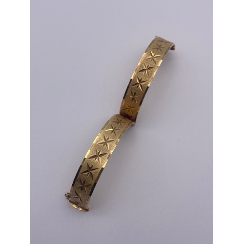 763 - 9CT GOLD STAR BLAZE CUT BANGLE (SAFETY CHAIN A/F) 29G APPROX