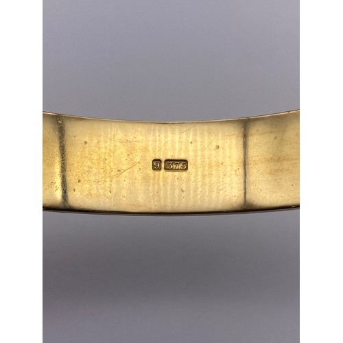 763 - 9CT GOLD STAR BLAZE CUT BANGLE (SAFETY CHAIN A/F) 29G APPROX